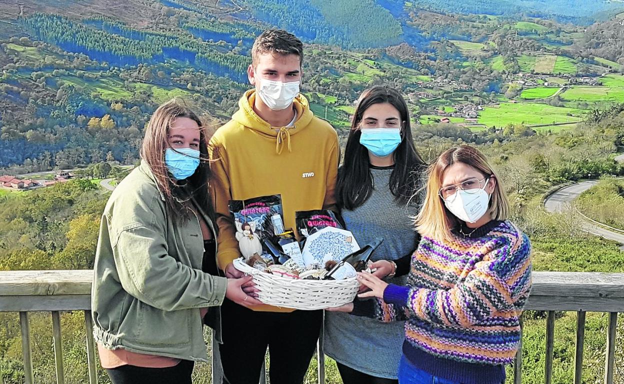 Leticia, Mario, Laura y Rosalía posan con una de las cestas de productos artesanos con las que comenzarán a promocionar el Nansa.