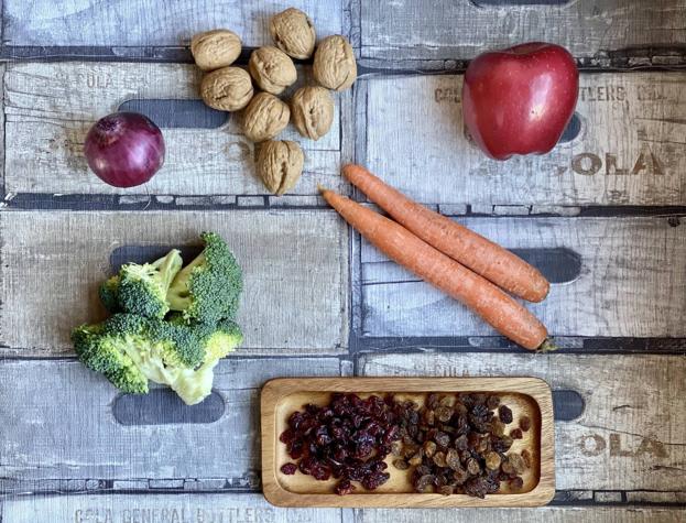 Ingredientes para la ensalada de manzana y brócoli