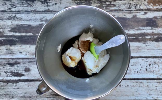 Mezclar todos los ingredientes para la crema de queso