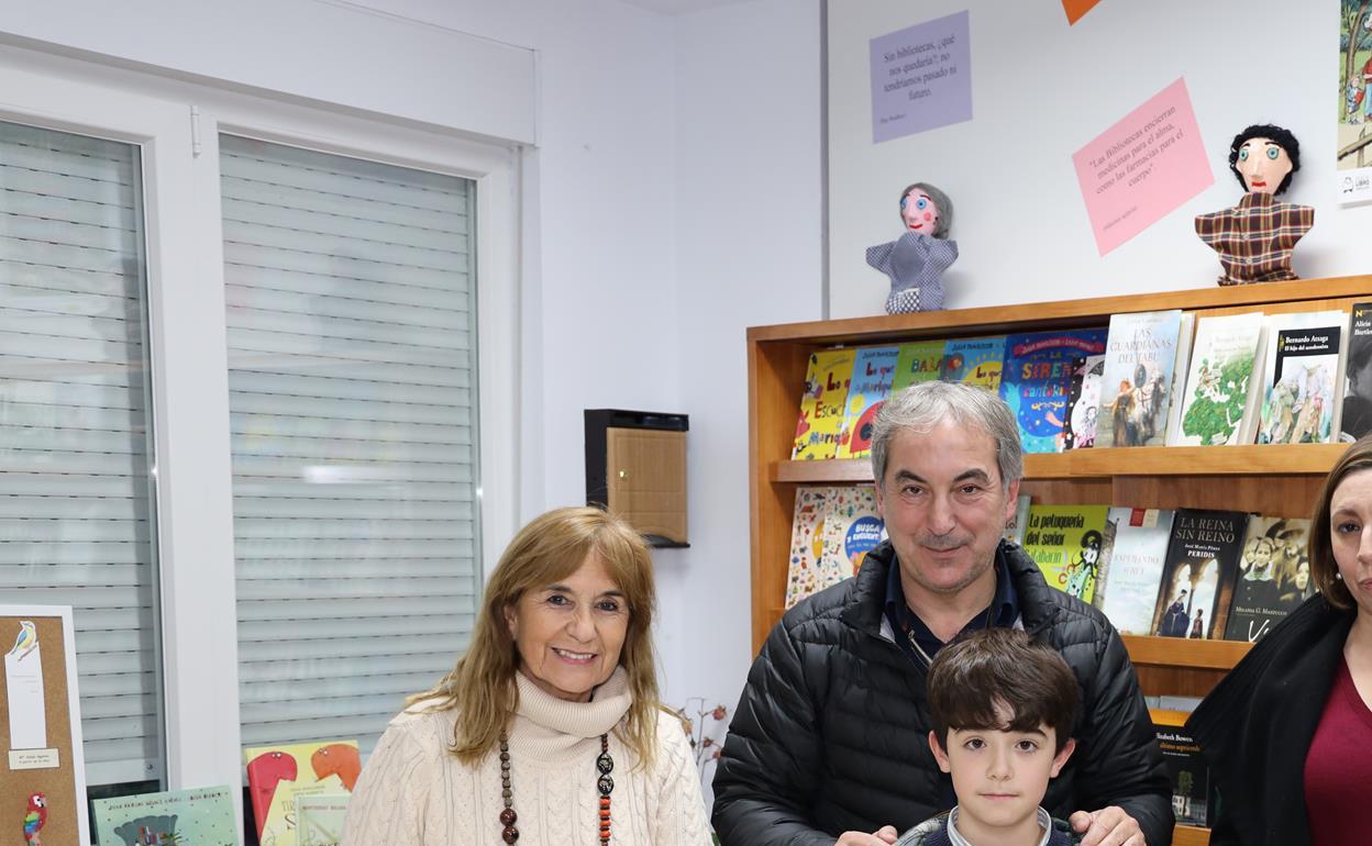 Autoridades y jurado junto a los niños ganadores del concurso de tarjetas del pasado año en Potes. 