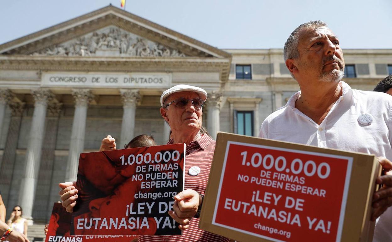 Ángel Hernández, a la izquierda, en una protesta en favor de la eutanasia, en 2019, ante el Congreso.