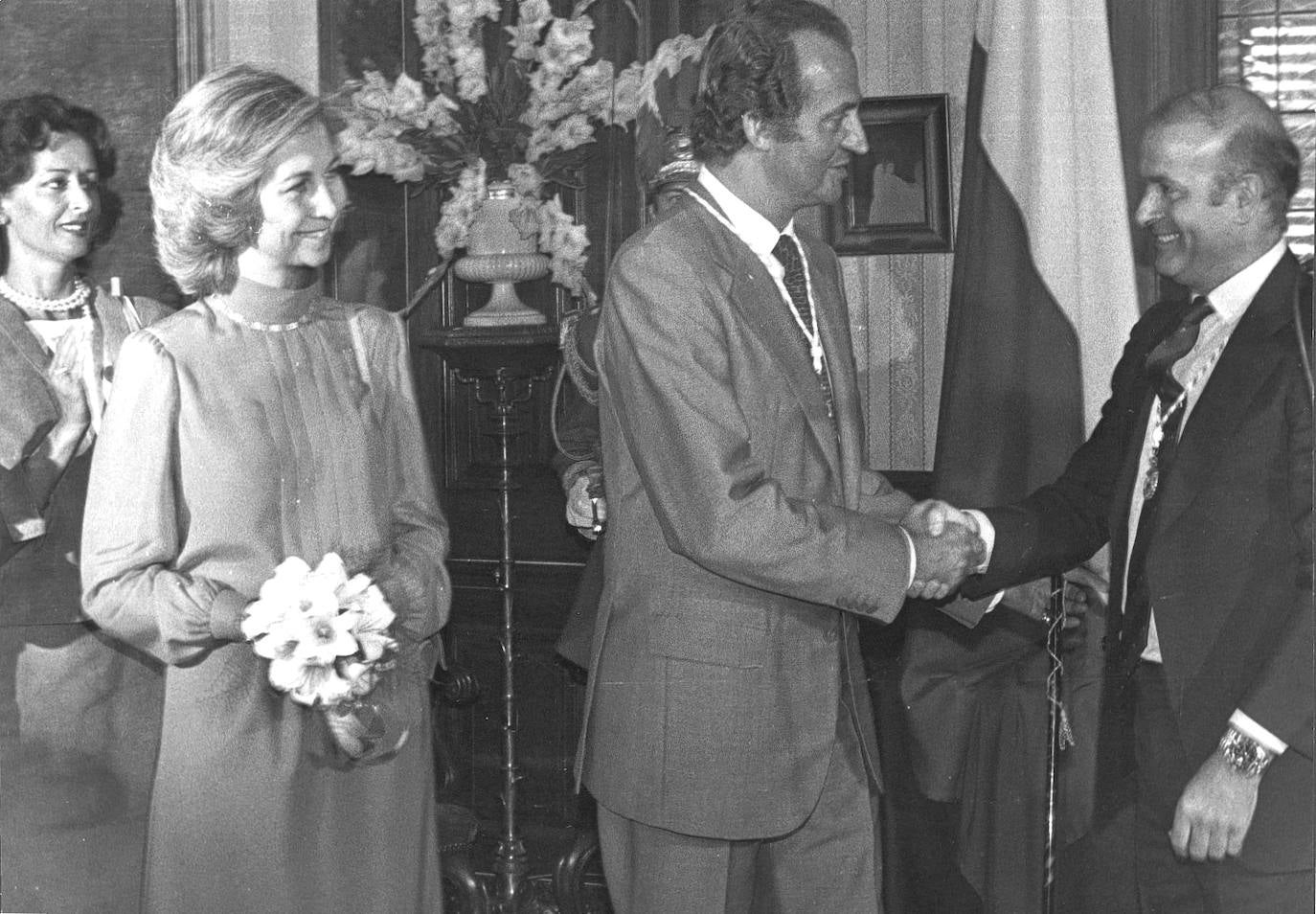 1984. Los entonces Reyes de España, Juan Carlos I y Sofía, son saludados por el alcalde, Juan Hormaechea y su esposa durante la visita al Ayuntamiento de Santander.