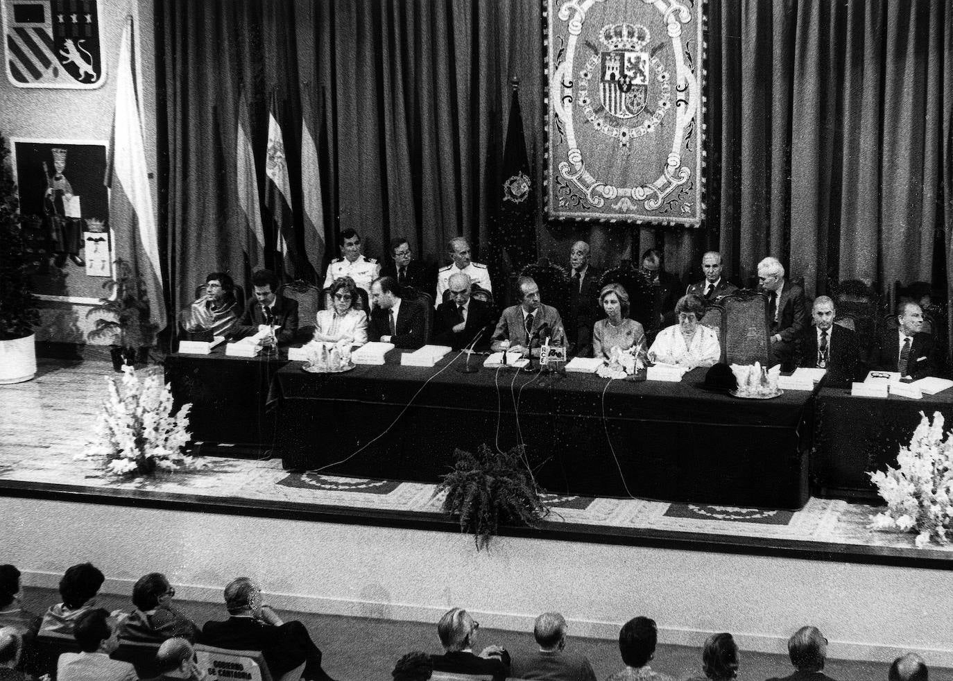 1984. Inauguración del curso de la UIMP en el Paraninfo. Los Reyes de España estuvieron acompañados por el presidente de Cantabria, Angel Díaz de Entresotos; el alcalde de Santander, Juan Hormaechea; la delegada del Gobierno, Alicia Izaguirre; el ministro, Tomás de la Quadra 