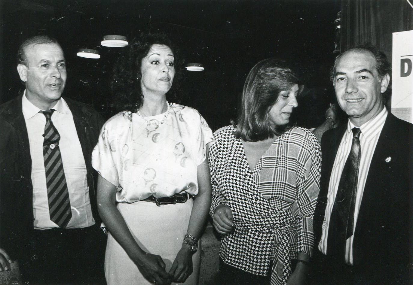 1987. Juan Hormaechea y Manuel Huerta, con sus respectivas esposas durante una noche electoral.