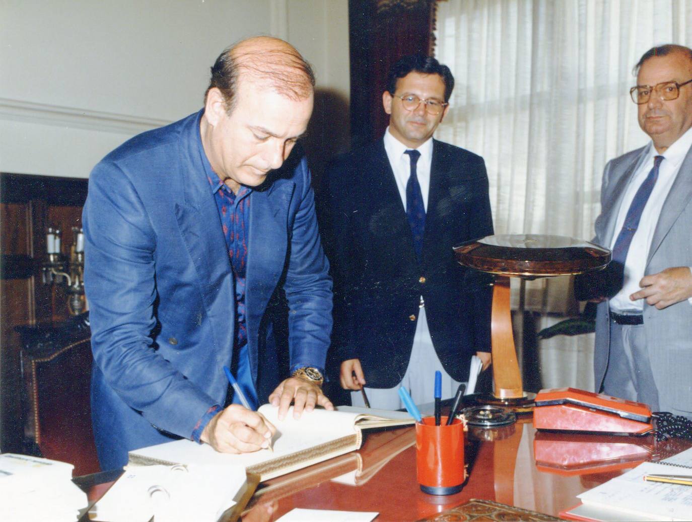 1987. Primera visita oficial de Hormaechea a Torrelavega, donde firmó en el Libro de Oro de la ciudad. 