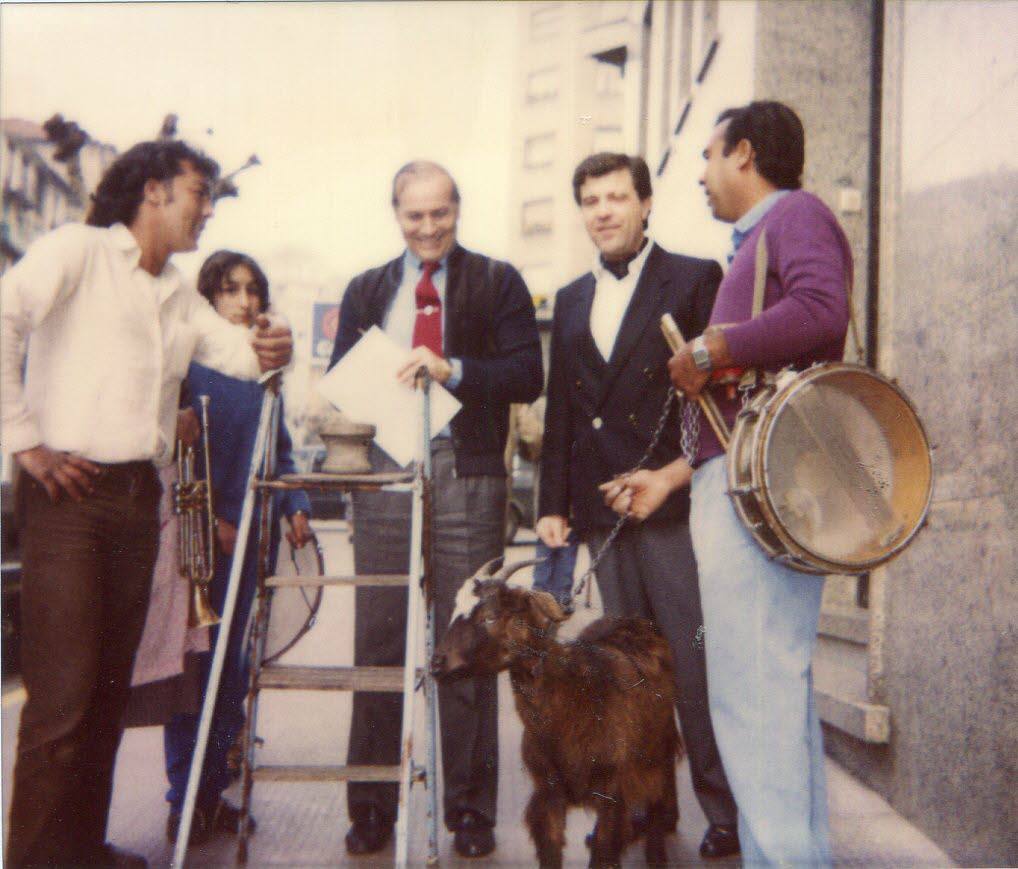 1988. Juan Hormaechea Cazón posa con unos gitanos y su cabra.