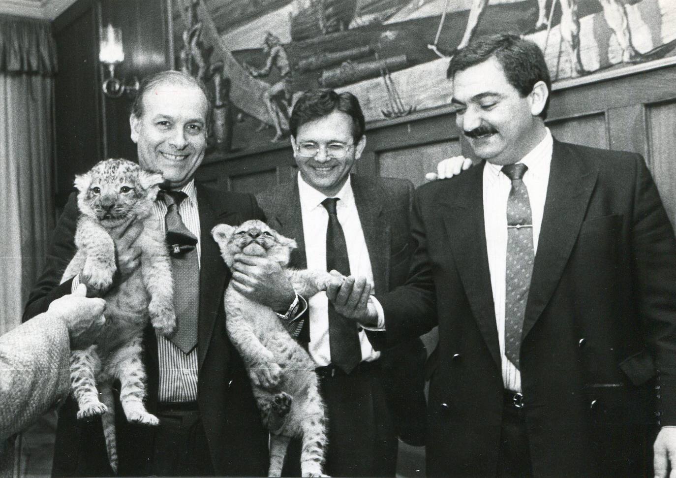 1988. Juan Hormaechea, Rogelio Pérez Bustamante, Gonzalo Piñeiro con los cachorros de león, uno de ellos de nombre 'Félix'.