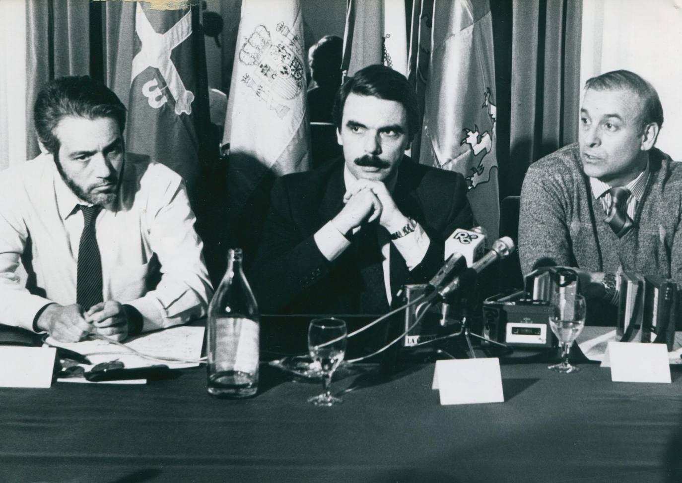 1988. Cumbre autonómica de los presidentes de Cantabria, Juan Hormaechea (derecha); Castilla-Leon, José María Aznar (centro); y Asturias, Pedro Silva (izquierda).