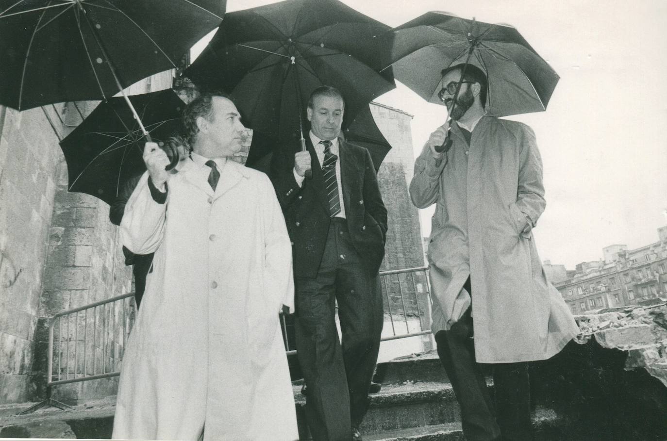 1989. Juan Hormaeche, Manuel Huerta y José Luis Casado Soto en los restos del edificio adosado a la Catedral de Santander, en la calle Somorrostro.