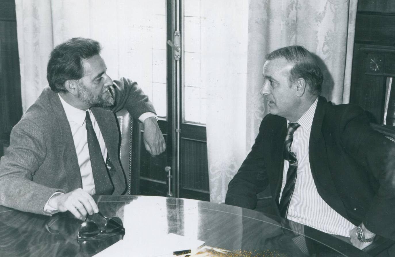 1989. Imagen de la reunión en Santander de Hormaechea con Julio Anguita, líder de Izquierda Unida.