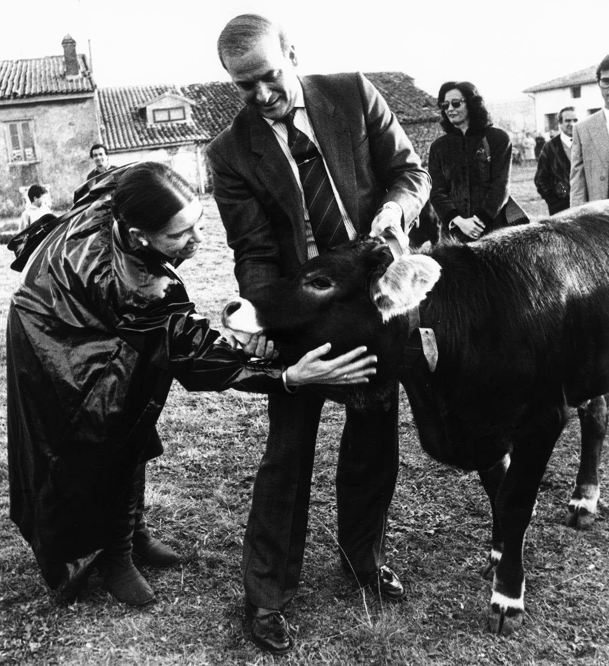 1989. Foto de la Princesa Irene de Grecia y Juan Hormaechea con un ternero.