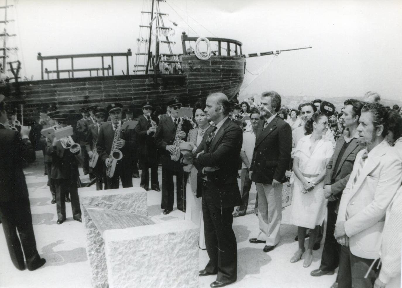 Foto de los años 80 de Hormaechea junto al navegante Vital Alsar durante la inauguración de las instalación de los galeones en el Parque de La Magdalena.