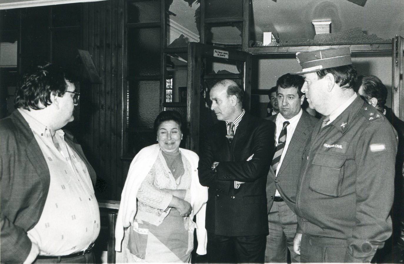 1990. Visita de Juan Hormaechea a Pesués acompañado por el alcalde, Miguel Angel Vega, tras el atentado de ETA.