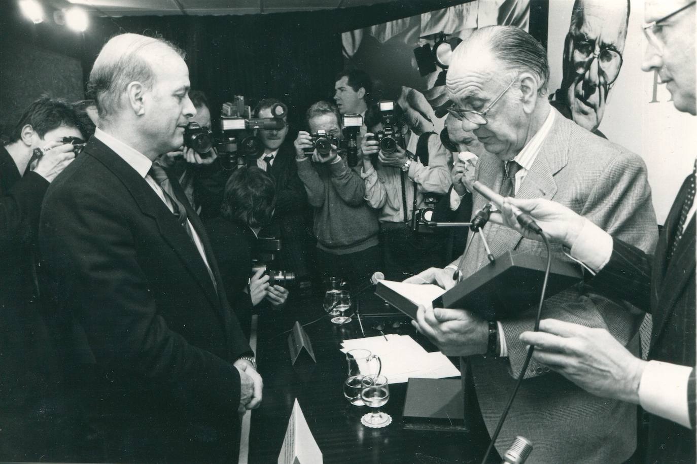 1990. El escritor y premio Nobel, Camilo José Cela, entrega el manuscrito de la novela 'La familia de Pascual Duarte' a Juan Hormaechea, entonces presidente de Cantabria