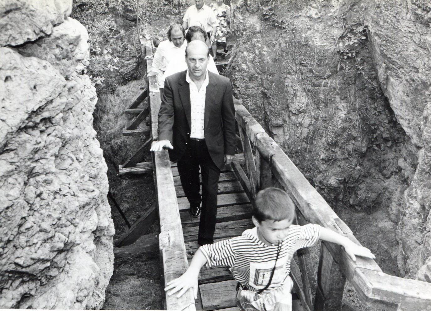 1992. Hormaechea durante una visita al Parque de Cabárceno.