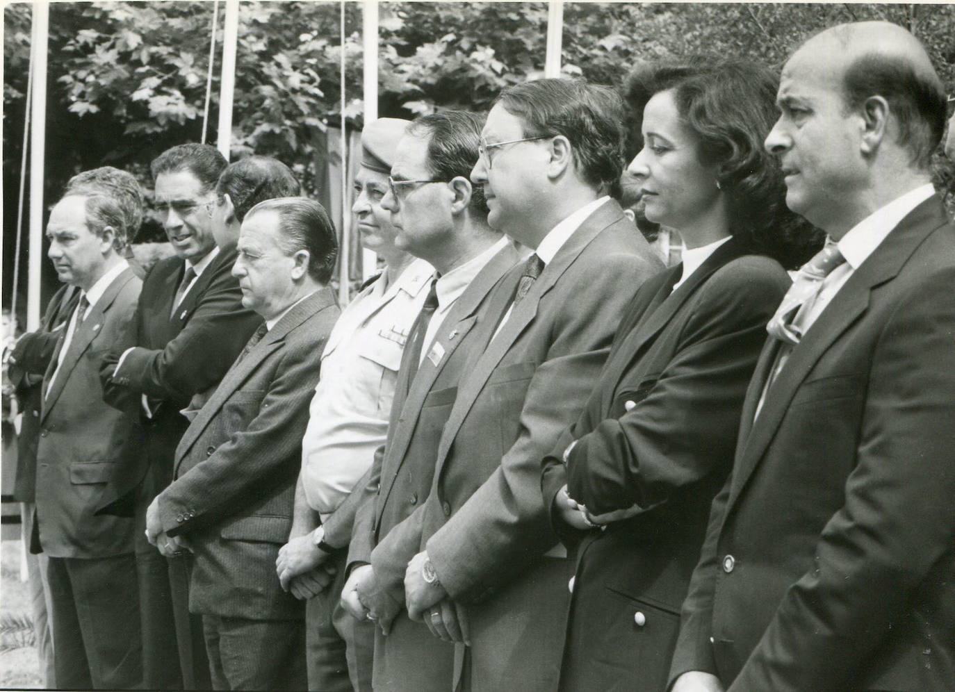 1992. Juan Hormaechea Cazón y Antonio Pallarés durante el Día de Cantabria junto a otras autoridades de la época.