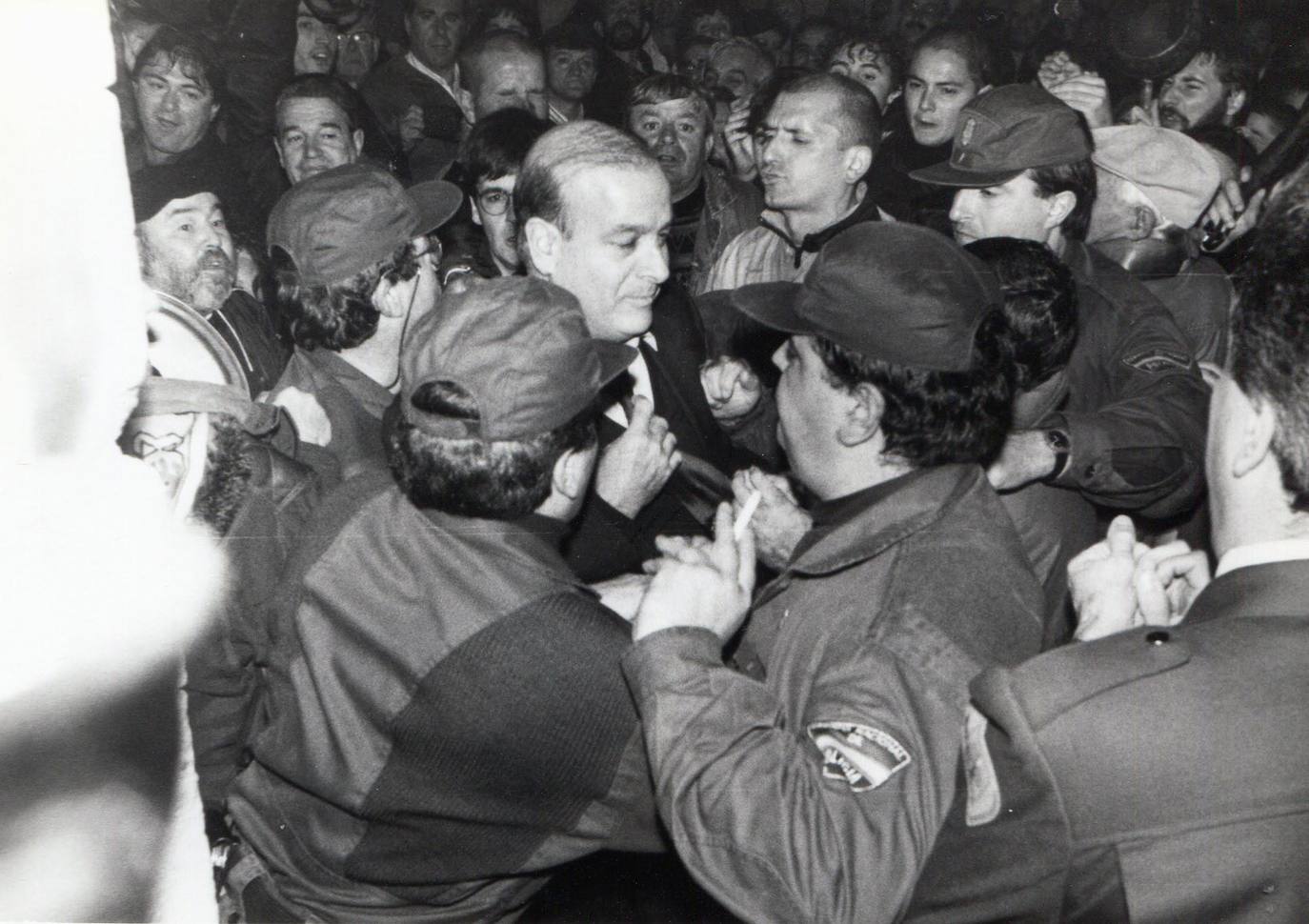 1992. Juan Hormaechea, increpado por los trabajadores de SNIACE a la entrada de la Asamblea.