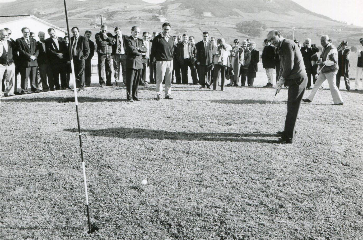 1993. Juan Hormaechea jugando al golf el día que se puso la primera piedra del campo de golf del Abra del Pas, en Mogro.