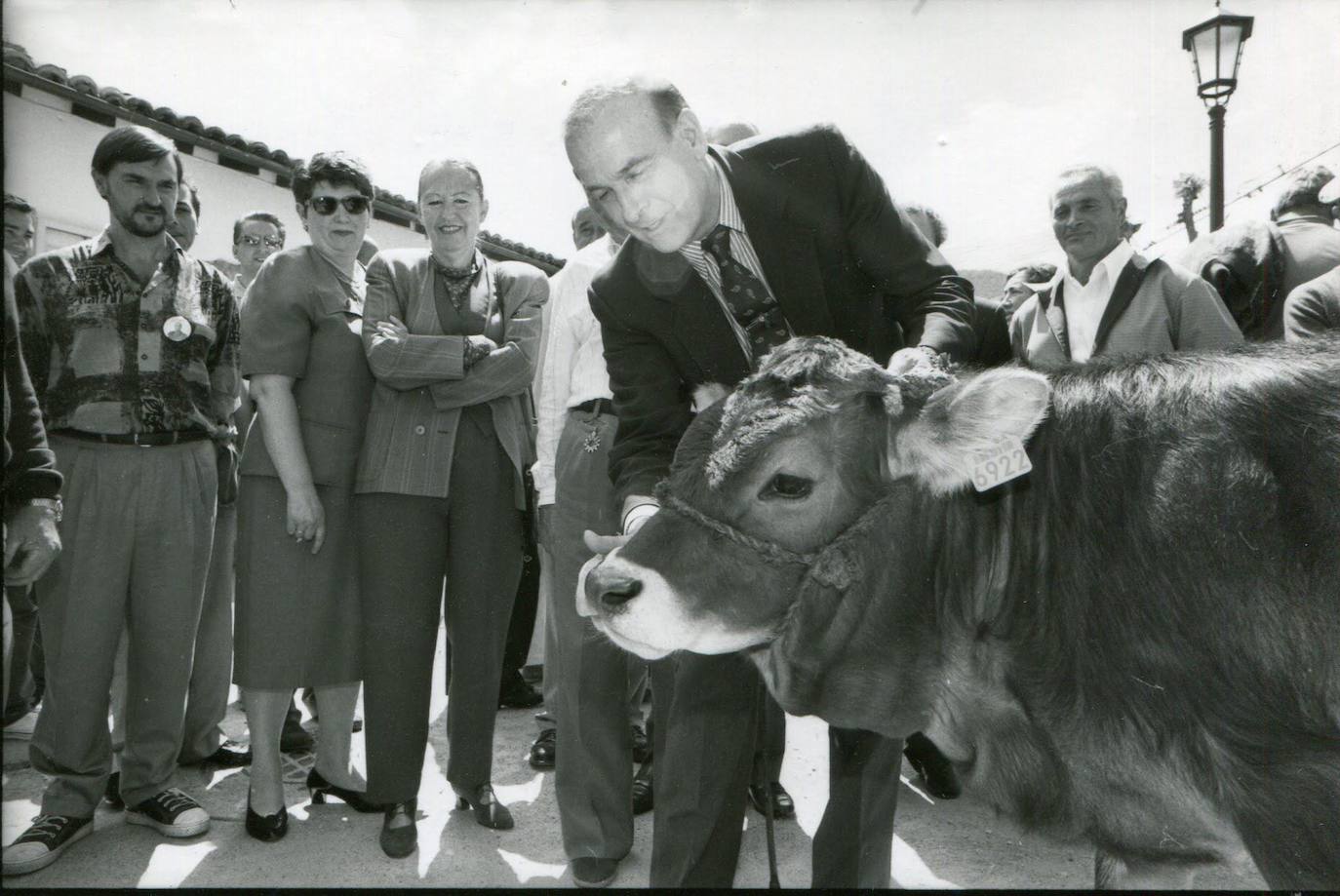 1995. Hormaechea durante una visita a Liébana días antes de las elecciones municipales y autónomicas.