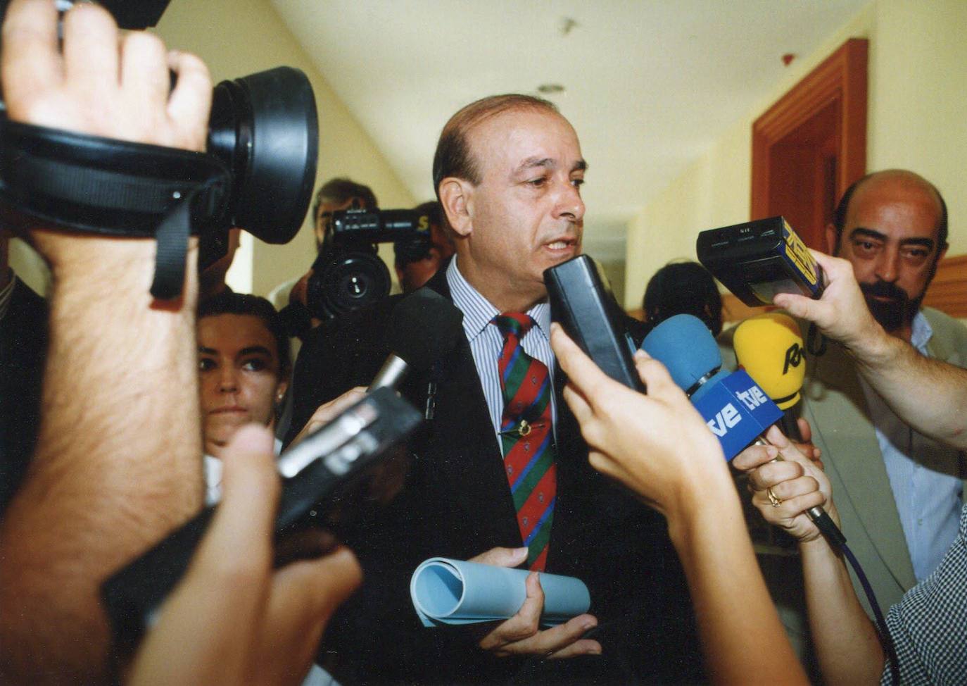 1995. Juan Hormaechea Cazón en los Juzgados tras la lectura de la sentencia que confirmaba la pena de seis años de cárcel.