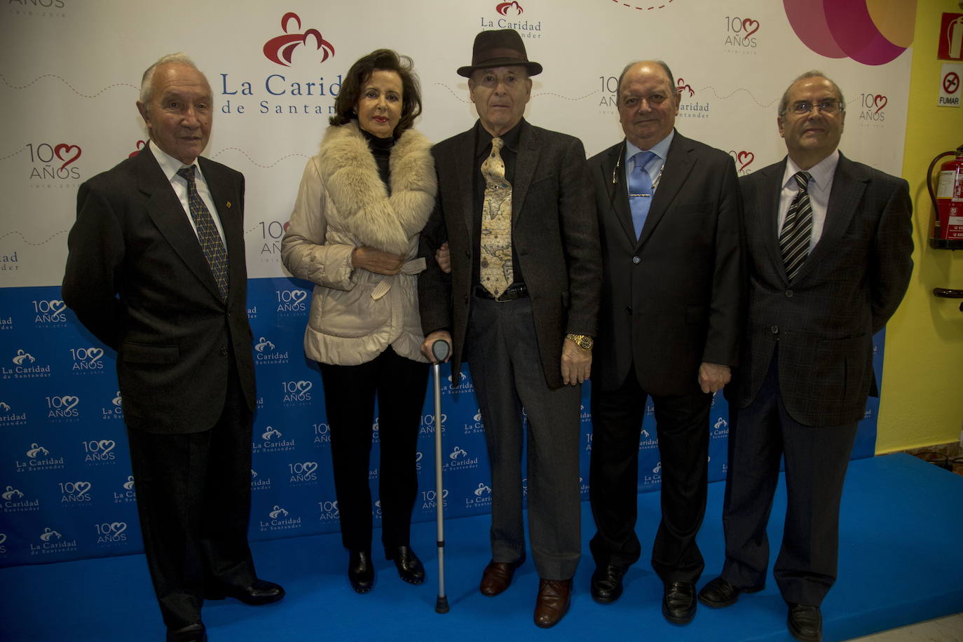 2016. Juan Hormaechea junto a Manuel Fuertes, Elena Alonso, Jesús Ceballos y Tristán Calderón durante el centenario de la Residencia de La Caridad de Santander. 