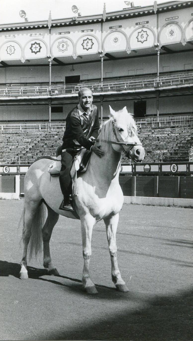 Juan Hormaechea Cazón, a caballo en la plaza de toros de Santander.