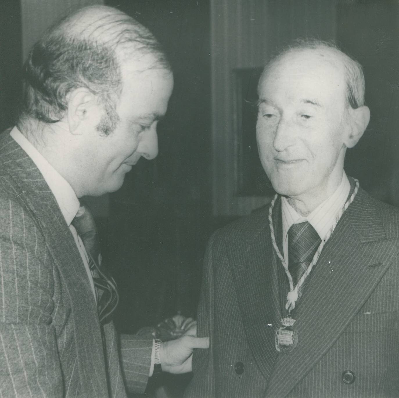 Foto antigua del poeta Gerardo Diego Cendoya recibiendo un galardón de manos de Juan Hormaechea.