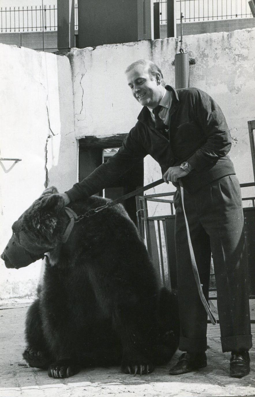 Juan Hormaechea con un oso.