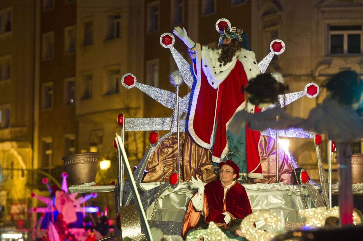 La carroza de Gaspar que participó en la Cabalgata de Reyes que recorrió Santander en 2016. javier cotera