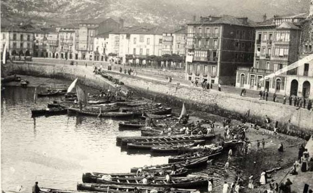 Un día de pesca en la dársena castreña a comienzos del siglo XX.