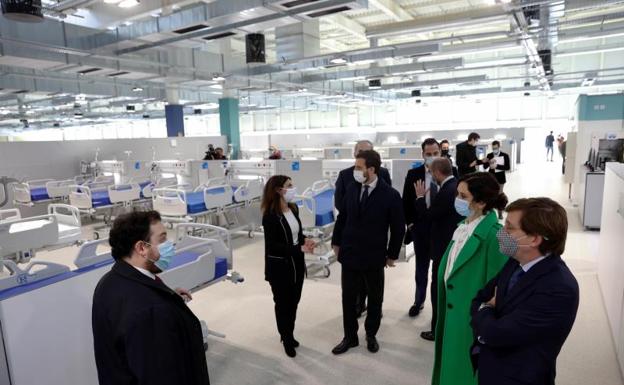 La presidenta madrileña, Isabel Díaz Ayuso, acompañada por el alcalde de Madrid, José Luis Martínez Almeida y Pablo Casado, entre otras autoridades, en el interior del hospital de Emergencias Enfermera Isabel Zendal, que se inaugura este martes.