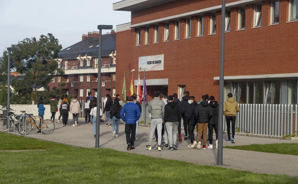 Alumnos del IES Ocho de Marzo, durante el primer recreo de ayer, que tuvo lugar a las 10.15 horas.