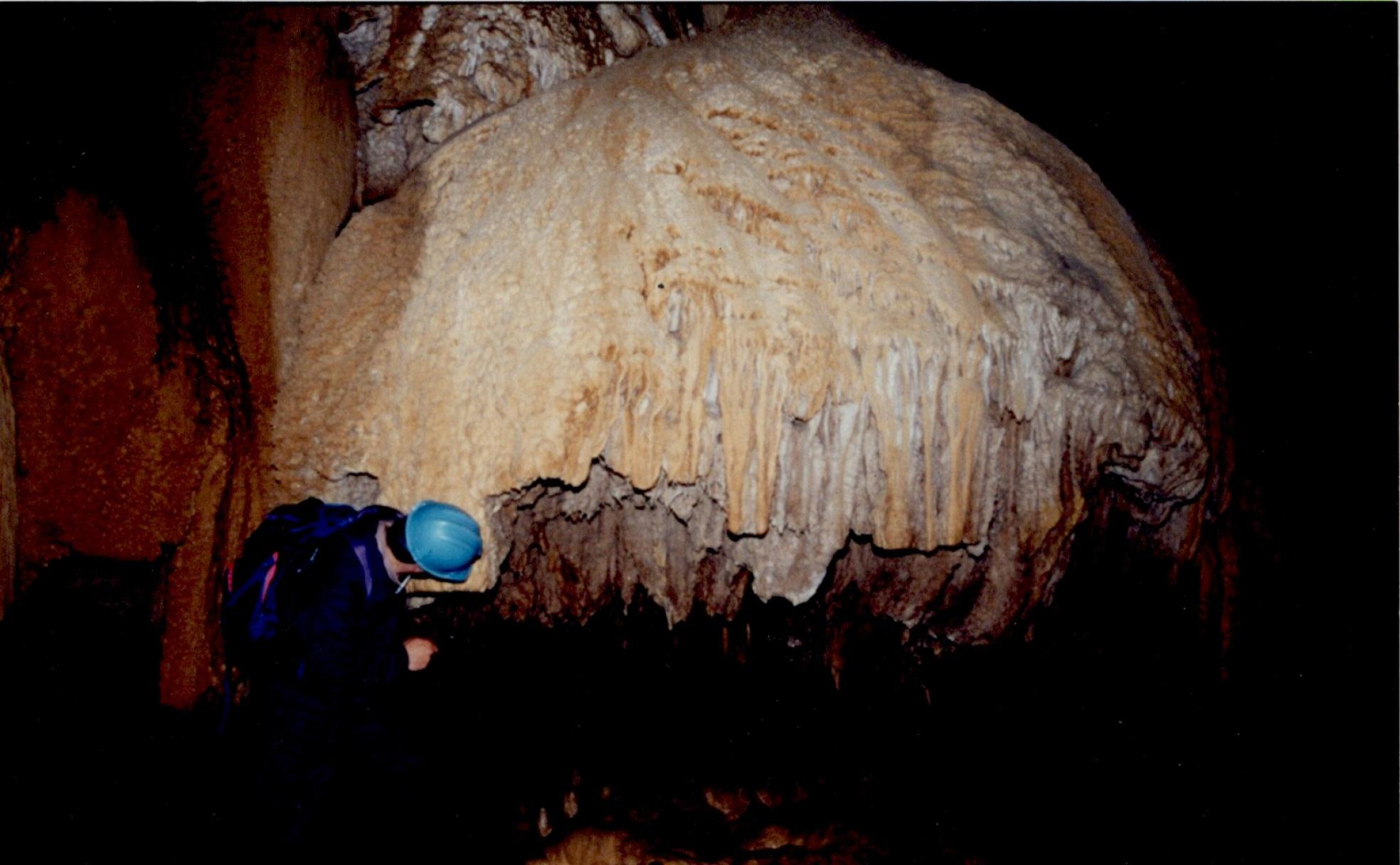 Espeleólogo en el interior de la cueva de La Lastrilla.