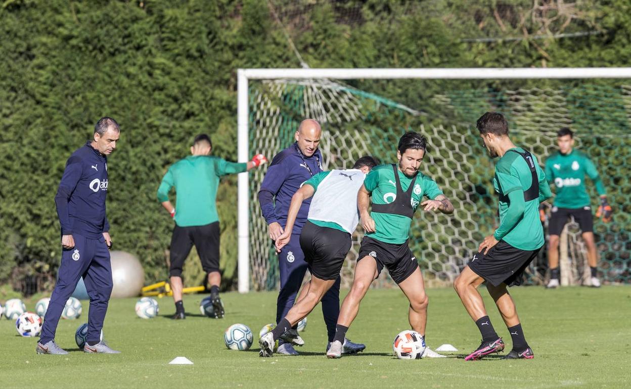 Martín Solar trata de regatear a Villapalos, con Rozada siguiendo la acción por detrás. Los dos jugadores pueden ser titulares.