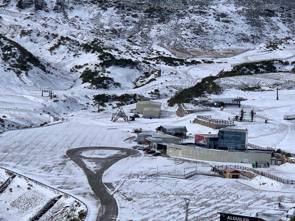 La estación de esquí cántabra está a la espera de los protocolos y decisiones sobre la apertura de este tipo de instalaciones y mientras tanto se prepara por si fuera posible hacerlo 