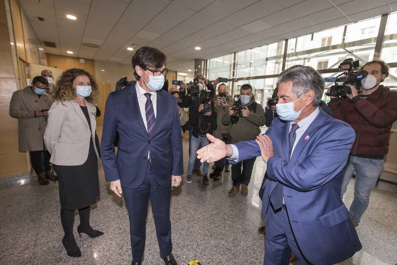 Un grupo de personas, con pancartas reclamando 'Justicia para las víctimas del coronavirus', ha recibido al ministro de Sanidad, Salvador Illa, a su llegada a la sede del Gobierno de Cantabria, en Peña Herbosa, donde fue saludado por el presidente, Miguel Ángel Revilla, antes de reunirse con más miembros del Ejecutivo regional. Previamente, Illa ha estado también en la Delegación del Gobierno. Por la tarde visitara el Hospital Valdecilla para conocer los ensayos de la vacuna contra el covid.