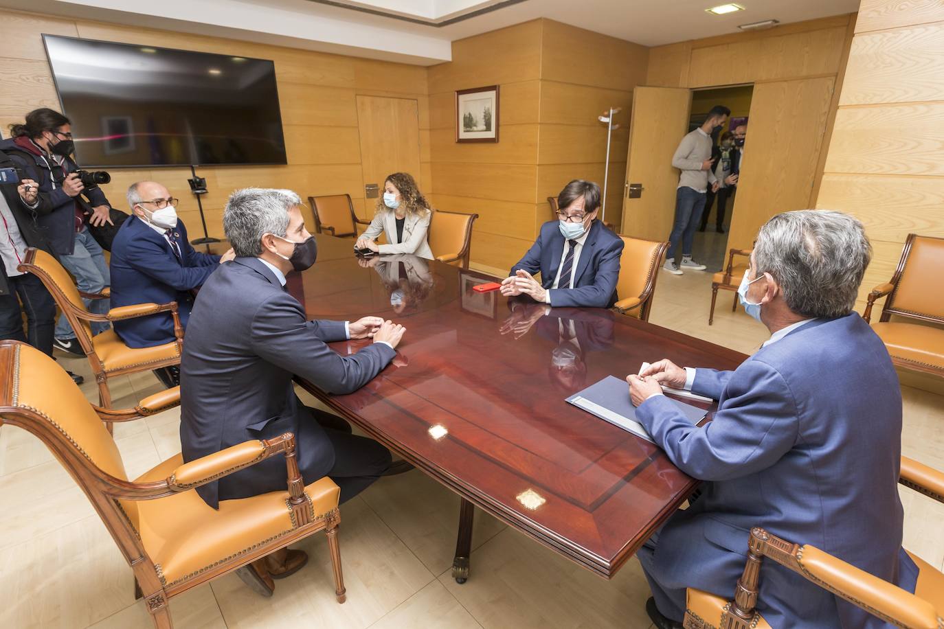 Un grupo de personas, con pancartas reclamando 'Justicia para las víctimas del coronavirus', ha recibido al ministro de Sanidad, Salvador Illa, a su llegada a la sede del Gobierno de Cantabria, en Peña Herbosa, donde fue saludado por el presidente, Miguel Ángel Revilla, antes de reunirse con más miembros del Ejecutivo regional. Previamente, Illa ha estado también en la Delegación del Gobierno. Por la tarde visitara el Hospital Valdecilla para conocer los ensayos de la vacuna contra el covid.