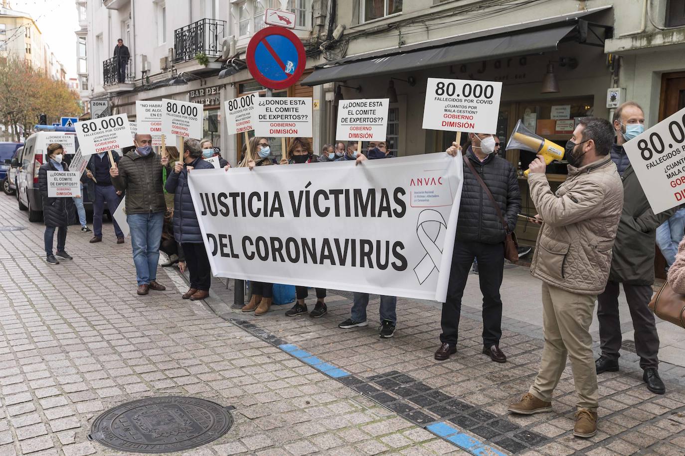 Un grupo de personas, con pancartas reclamando 'Justicia para las víctimas del coronavirus', ha recibido al ministro de Sanidad, Salvador Illa, a su llegada a la sede del Gobierno de Cantabria, en Peña Herbosa, donde fue saludado por el presidente, Miguel Ángel Revilla, antes de reunirse con más miembros del Ejecutivo regional. Previamente, Illa ha estado también en la Delegación del Gobierno. Por la tarde visitara el Hospital Valdecilla para conocer los ensayos de la vacuna contra el covid.