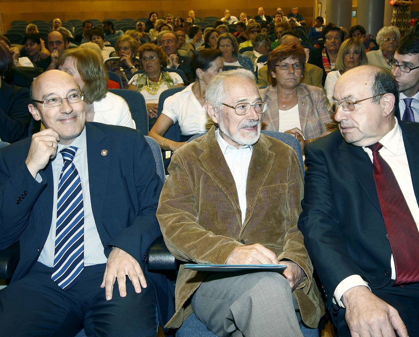 Ruy Pérez Tamayo en el centro durante una estancia en Santander, flanqueado por los entonces rectores de la Universidad de Cantabria, Federico Gutiérrez Solana y de la UIMP Salvador Ordoñez,