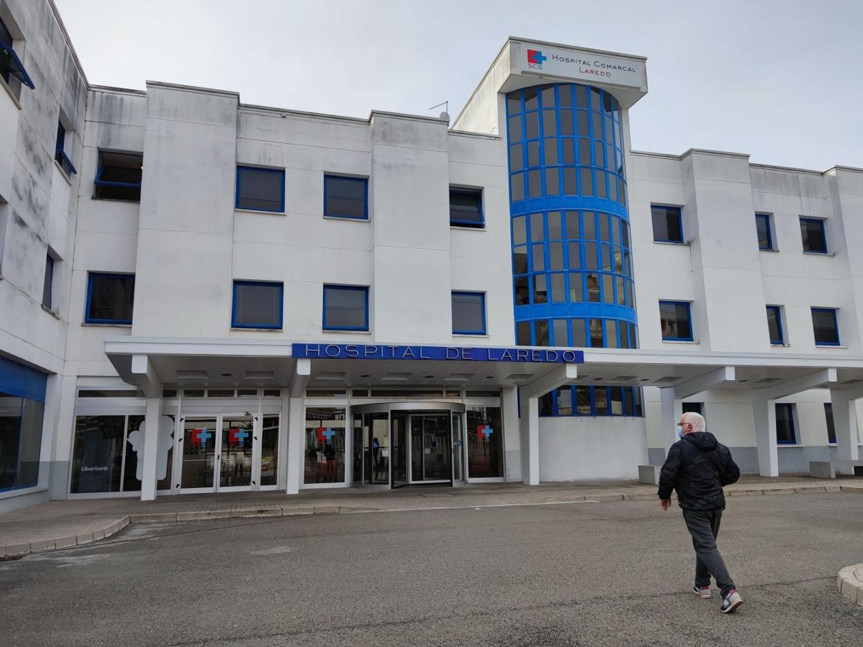 Un usuario accede a la entrada principal del Hospital Comarcal de Laredo. 