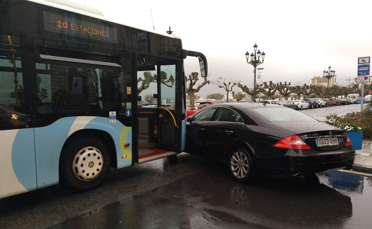 Choque entre un autobús y un turismo en el Paseo de Pereda, esta mañana.