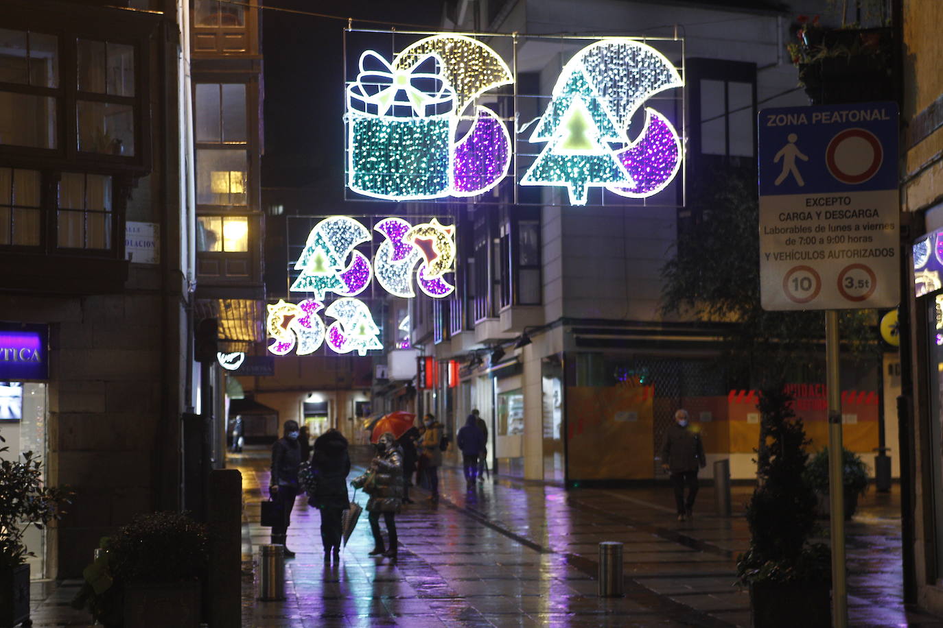 Las luces de Navidad iluminan Torrelavega