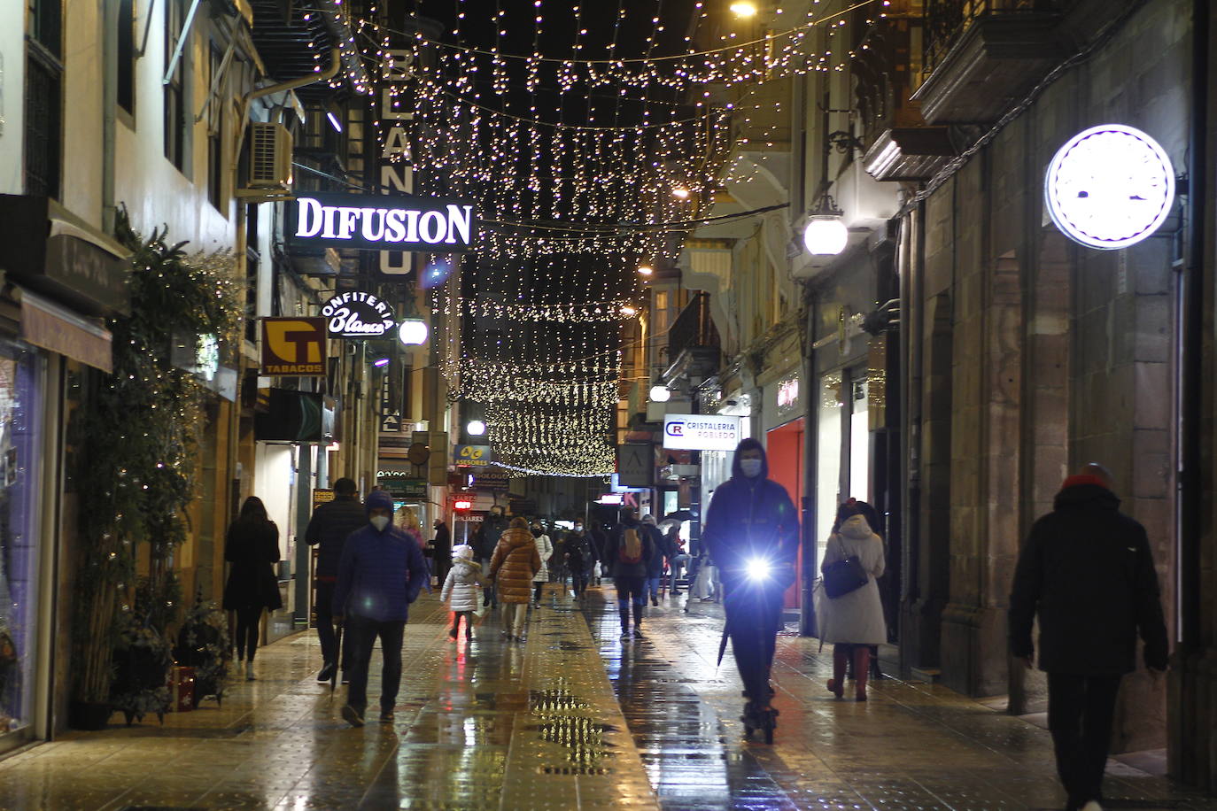 Las luces de Navidad iluminan Torrelavega