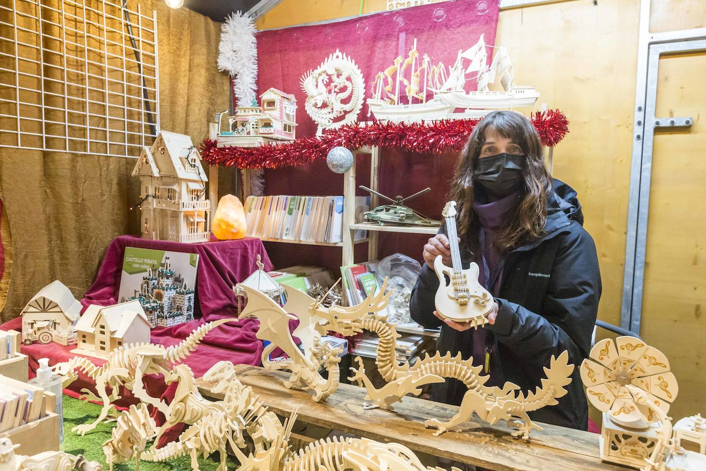 Apetece recorrer y observar los puestos de este mercado que ya es un fijo en la Navidad santanderina. Ubicado en el centro de la ciudad en un entorno privilegiado y en el que se respira el espíritu de estas fiestas. En la Plaza Porticada hay instaladas, a falta de la habitual pista de patinaje de hielo, varias atracciones para los más pequeños. En el Paseo de Pereda, el Consistorio santanderino ha instalado un espectacular alumbrado, junto a los grandes árboles que presiden la Plaza del Ayuntamiento y el comienzo de los Jardines de Pereda. Luz, color y un gran ambiente.