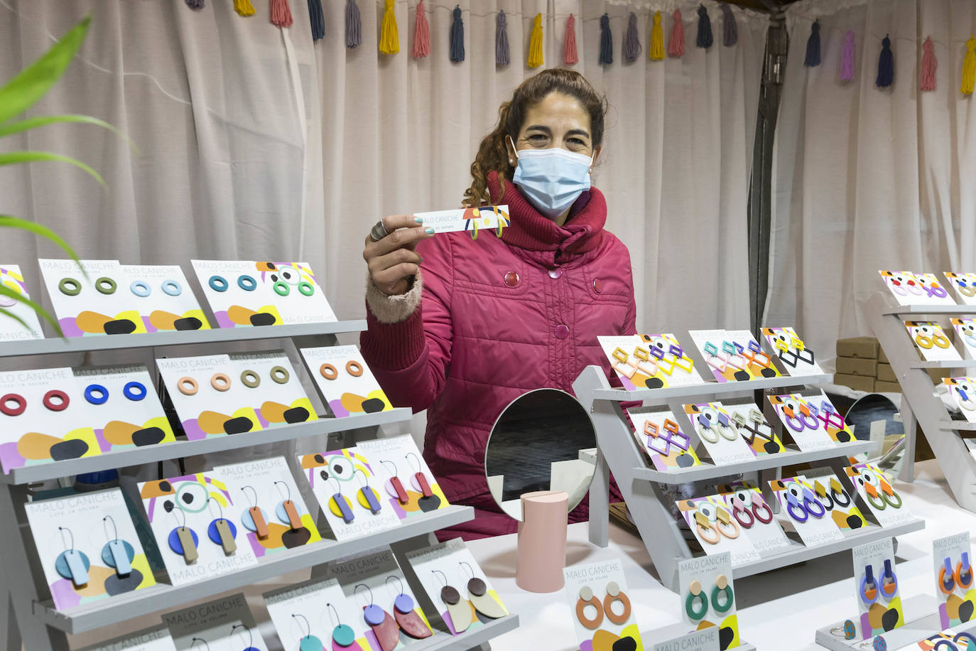 Apetece recorrer y observar los puestos de este mercado que ya es un fijo en la Navidad santanderina. Ubicado en el centro de la ciudad en un entorno privilegiado y en el que se respira el espíritu de estas fiestas. En la Plaza Porticada hay instaladas, a falta de la habitual pista de patinaje de hielo, varias atracciones para los más pequeños. En el Paseo de Pereda, el Consistorio santanderino ha instalado un espectacular alumbrado, junto a los grandes árboles que presiden la Plaza del Ayuntamiento y el comienzo de los Jardines de Pereda. Luz, color y un gran ambiente.