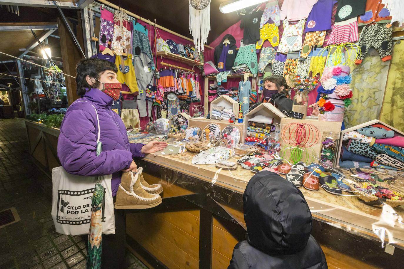 Apetece recorrer y observar los puestos de este mercado que ya es un fijo en la Navidad santanderina. Ubicado en el centro de la ciudad en un entorno privilegiado y en el que se respira el espíritu de estas fiestas. En la Plaza Porticada hay instaladas, a falta de la habitual pista de patinaje de hielo, varias atracciones para los más pequeños. En el Paseo de Pereda, el Consistorio santanderino ha instalado un espectacular alumbrado, junto a los grandes árboles que presiden la Plaza del Ayuntamiento y el comienzo de los Jardines de Pereda. Luz, color y un gran ambiente.