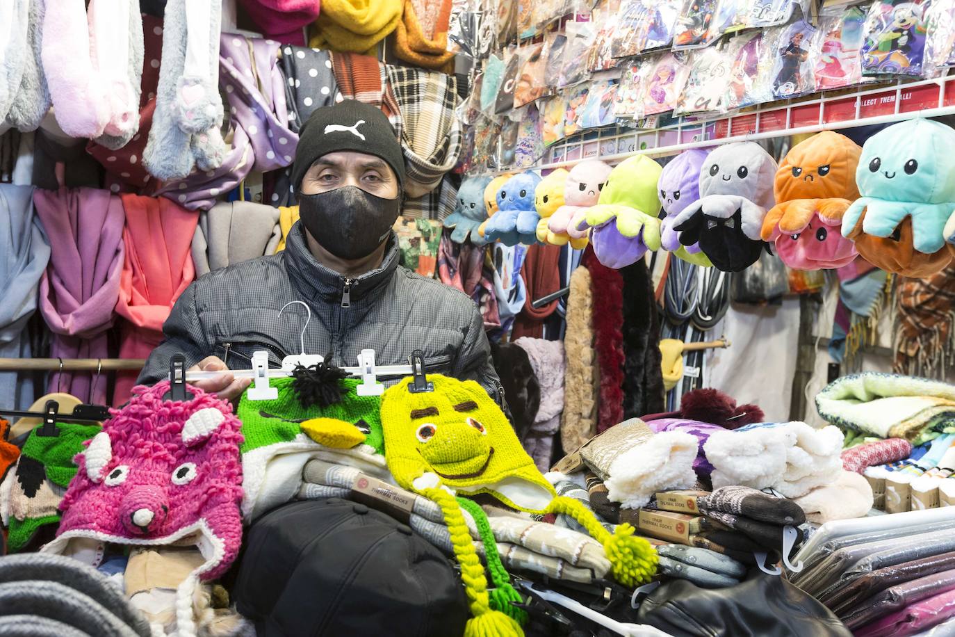 Apetece recorrer y observar los puestos de este mercado que ya es un fijo en la Navidad santanderina. Ubicado en el centro de la ciudad en un entorno privilegiado y en el que se respira el espíritu de estas fiestas. En la Plaza Porticada hay instaladas, a falta de la habitual pista de patinaje de hielo, varias atracciones para los más pequeños. En el Paseo de Pereda, el Consistorio santanderino ha instalado un espectacular alumbrado, junto a los grandes árboles que presiden la Plaza del Ayuntamiento y el comienzo de los Jardines de Pereda. Luz, color y un gran ambiente.