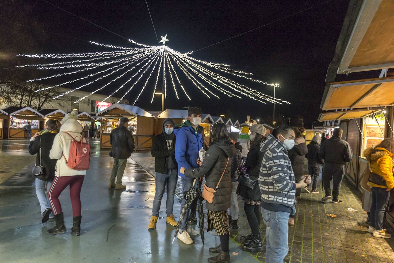 Apetece recorrer y observar los puestos de este mercado que ya es un fijo en la Navidad santanderina. Ubicado en el centro de la ciudad en un entorno privilegiado y en el que se respira el espíritu de estas fiestas. En la Plaza Porticada hay instaladas, a falta de la habitual pista de patinaje de hielo, varias atracciones para los más pequeños. En el Paseo de Pereda, el Consistorio santanderino ha instalado un espectacular alumbrado, junto a los grandes árboles que presiden la Plaza del Ayuntamiento y el comienzo de los Jardines de Pereda. Luz, color y un gran ambiente.