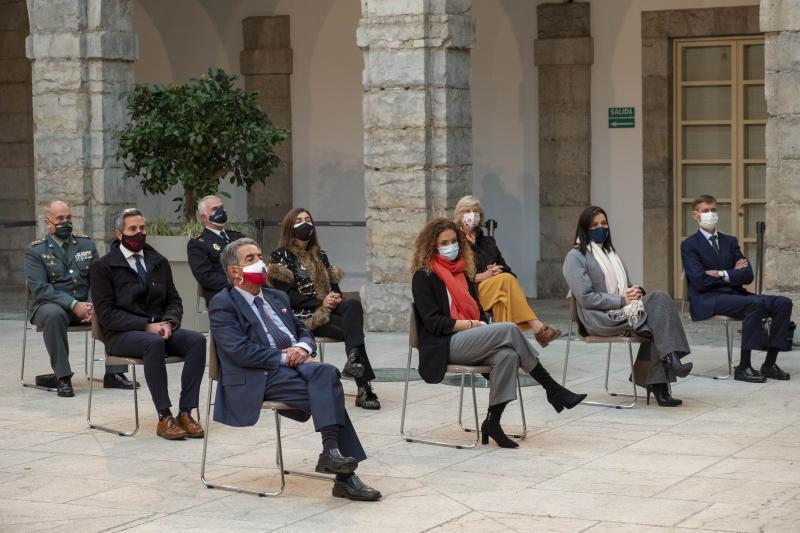 El presidente de Cantabria, Miguel Ángel Revilla, el vicepresidente y consejero de Universidades, Igualdad, Cultura y Deporte, Pablo Zuloaga, y varios consejeros del Ejecutivo cántabro han asistido hoy al acto celebrado en el patio central del Parlamento para conmemorar el 42 aniversario de la Constitución Española, en un acto restringido con el objetivo de dar cumplimiento a las exigencias sanitarias derivadas de la pandemia.