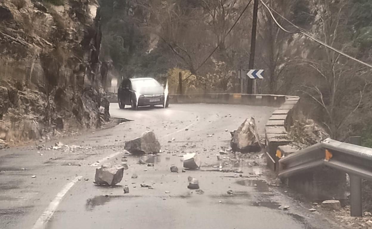 Una roca cae a la N-621 en el Desfiladero de la Hermida